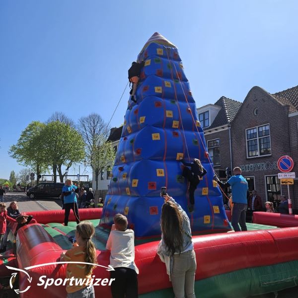 Klimtoren met klimgaten 